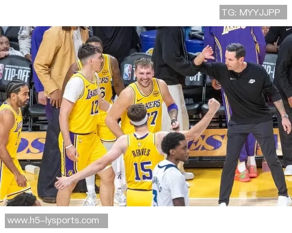 雷迪克称赞东契奇状态回暖得益于艾顿出色掩护与攻防表现 雷迪克称赞东契奇状态回暖得益于艾顿出色掩护与攻防表现