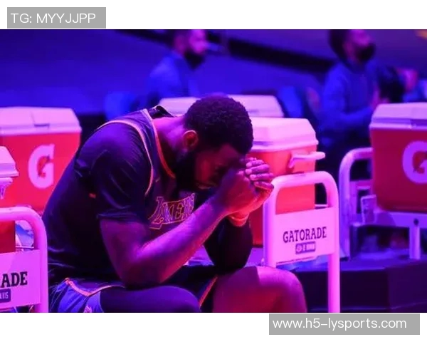 卡梅隆托马斯表现亮眼16分钟内贡献8分2板4助引关注